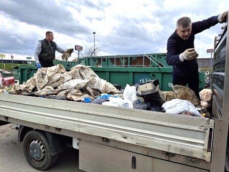 Iz Lahovč so pripeljali odpadke s tovornjakom